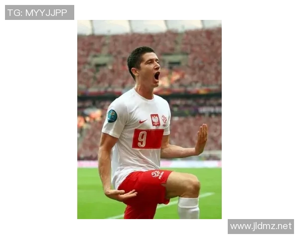 C罗与莱万多夫斯基谁才是当今足坛最佳前锋的真正王者